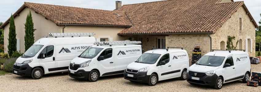 Les fourgons logotés Altys Toiture Pessac alignés devant une maison girondine en tuile canal